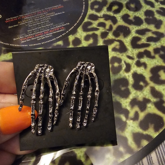 Skeleton Hands Earrings - Picture 3 of 5